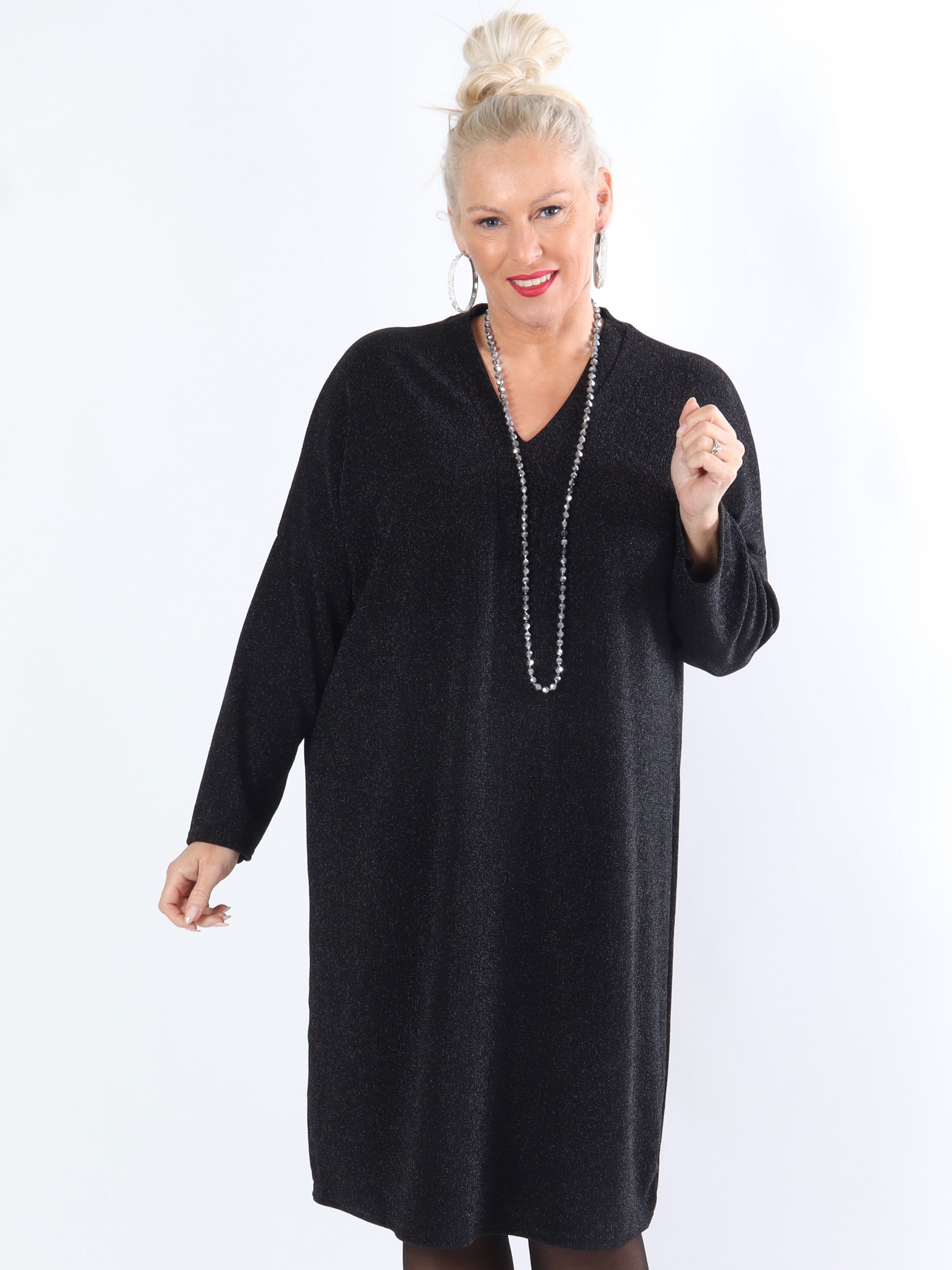 Audine - Enkel glittrig klänning i elastiskt tyg i stora storlekar